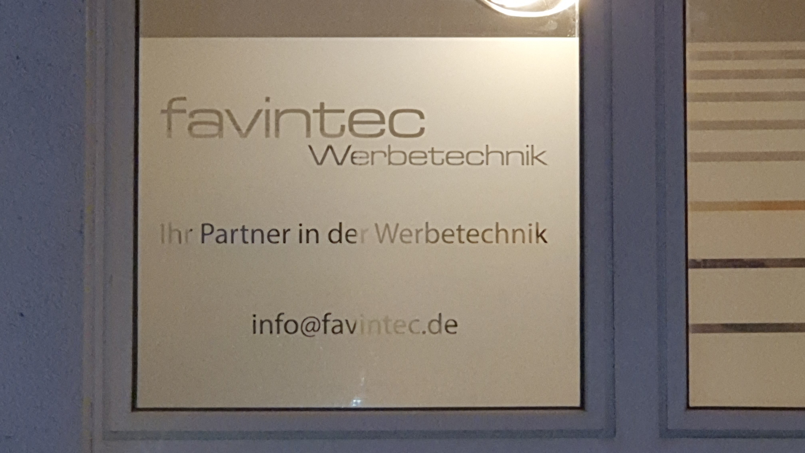 Glasdekor und Fensterbeschriftungen